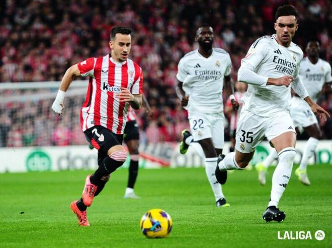 Alex Berenguer conduce el balón en San Mamés en el último partido en Bilbao entre Athletic Club y Real Madrid (Foto: LALIGA).