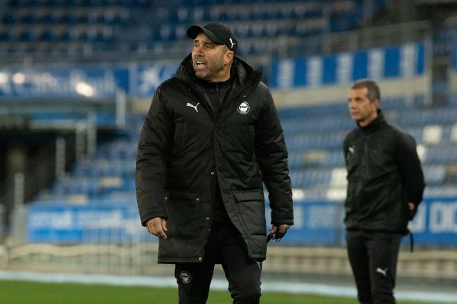 Coudet da instrucciones en un entrenamiento con el Alavés (Foto: Deportivo Alavés).