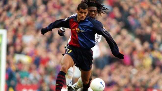 Rivaldo ante Clarence Seedorf en un Clásico con la primera camiseta Nike del Barcelona (foto: Cordon Press).