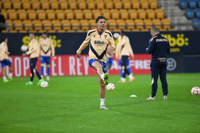 Alejo, en el calentamiento del partido (Foto: Cádiz CF).