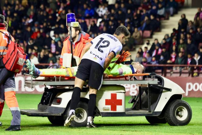 Kike Royo se marcha con conmoción cerebral del Logroñés-Girona (Foto: EFE).