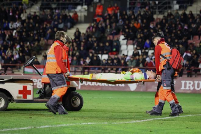 Kike Royo se marcha con conmoción cerebral del Logroñés-Girona (Foto: EFE).