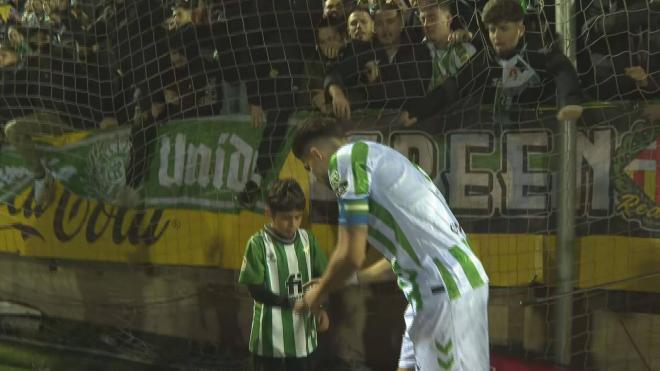 Marc Bartra firma la camiseta a un niño tras el Sant Andreu-Betis.