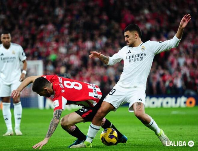 Oihan Sancet pelea con Ceballos por un balón en el Athletic-Real Madrid en San Mamés (Foto: LaLig