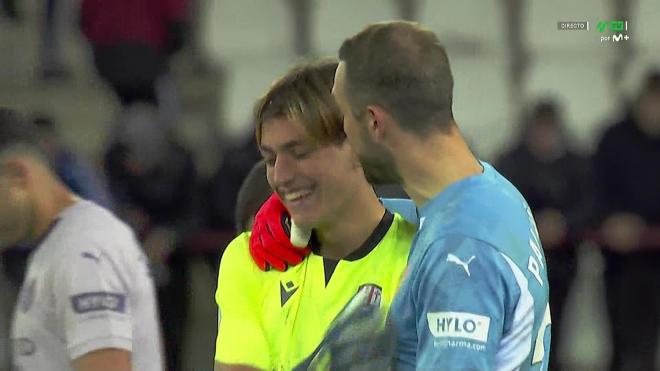 Pol Arnau, felicitado por Pau López al ponerse de portero en el Logroñés-Girona.