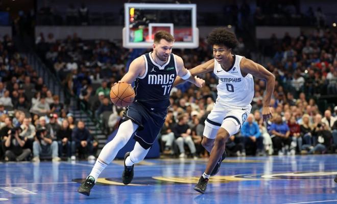 Luka Doncic frente a los Memphis Grizzlies en la NBA Cup (Foto: Cordon Press).