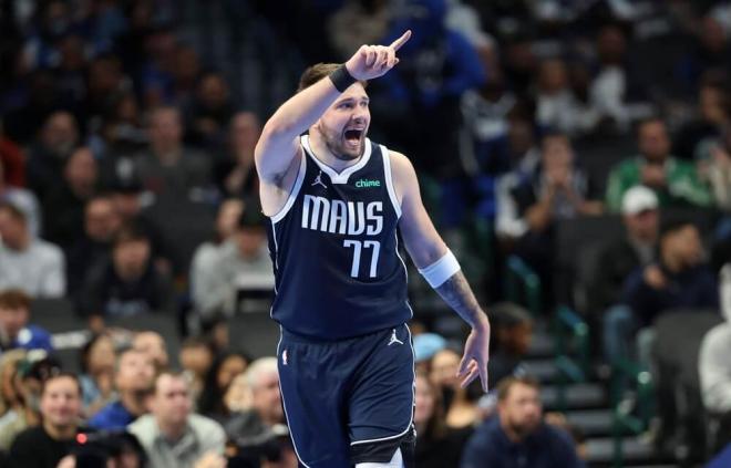 Luka Doncic celebra una canasta en la NBA Cup (Foto: Cordon Press).