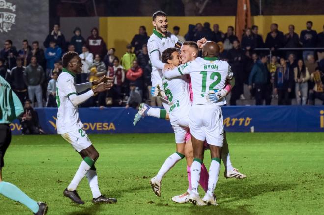 El Getafe celebrando la victoria contra el Orihuela gracias a las paradas de Letacek (Foto: EFE).