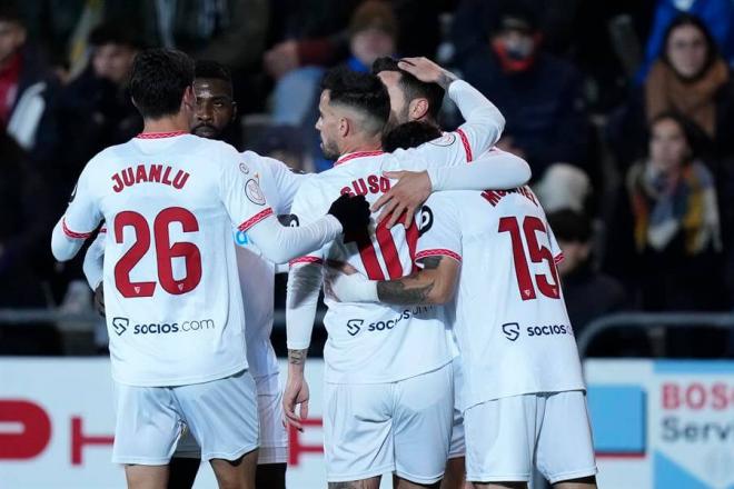 Los jugadores del Sevilla celebran uno de los goles (foto: EFE).