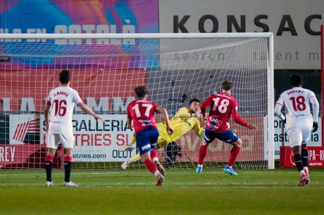 Álvaro Fernández deteniendo el penalti del Olot (foto: EFE).