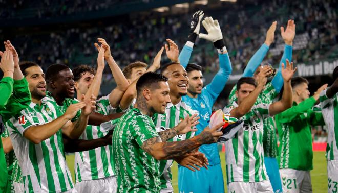 El Real Betis celebrando con su afición (Cordon Press)