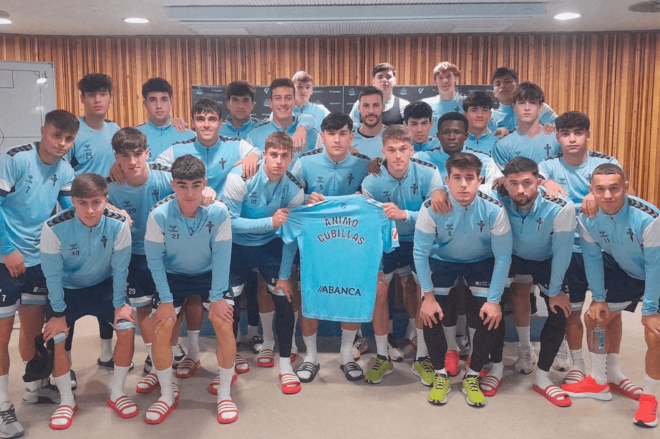 Los jugadores del Celta Fortuna con una camiseta para David Cubillas (Foto: RC Celta).