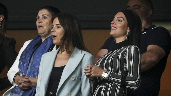 Dolores Aveiro y Georgina Rodríguez viendo un partido de Cristiano Ronaldo (Cordon Press)