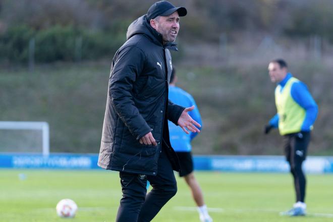 Eduardo Coudet, en un entrenamiento con el Alavés (Foto: DA).