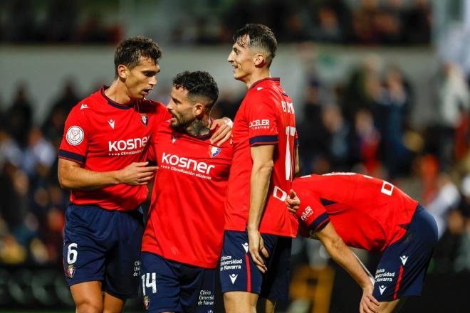 Los jugadores del Osasuna celebran el tercer gol, en propia puerta del Ceuta, en Copa del Rey (Foto