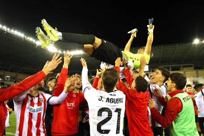 Pol Arnau, manteado por sus compañeros. (Foto: UD Logroñés)