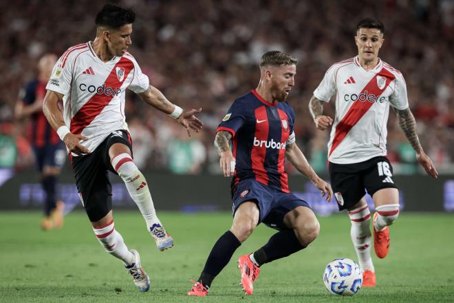 El futbolista navarro Iker Muniain caracolea ante su admirado River Plate (Foto: San Lorenzo).