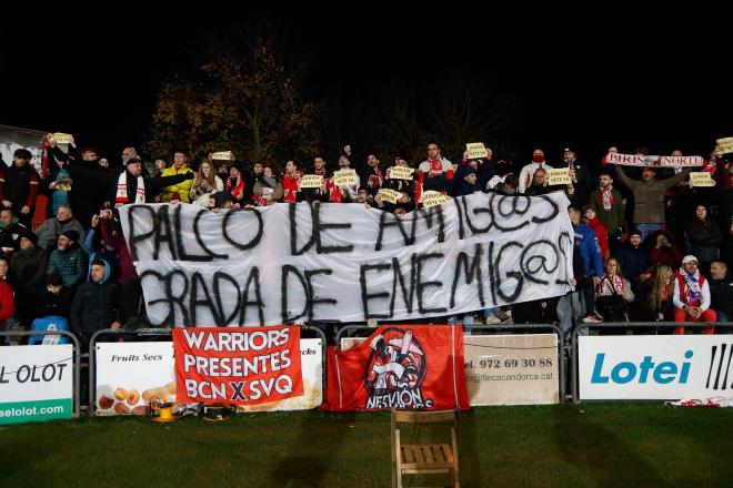 Protesta de los aficionados del Sevilla en la cita ante el Olot (Foto: Cordon Press).