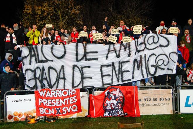 Protesta de los aficionados del Sevilla en la cita ante el Olot (Foto: Cordon Press).