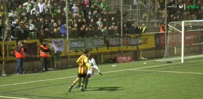 La mano de Sabaly en el Sant Andreu-Betis de la Copa del Rey.