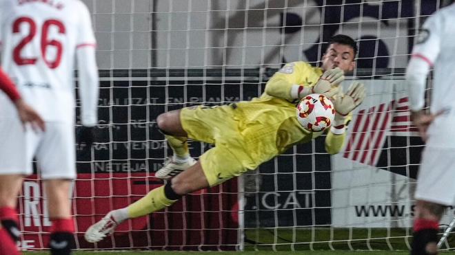 Álvaro Fernández detiene el penalti del Olot (Foto: SFC).