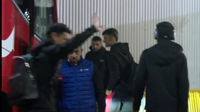 Jesús Navas, aclamado en su llegada al Nou Estadi con el Sevilla.