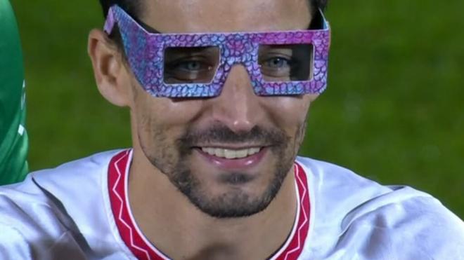 Jesús Navas, con estas curiosas gafas.