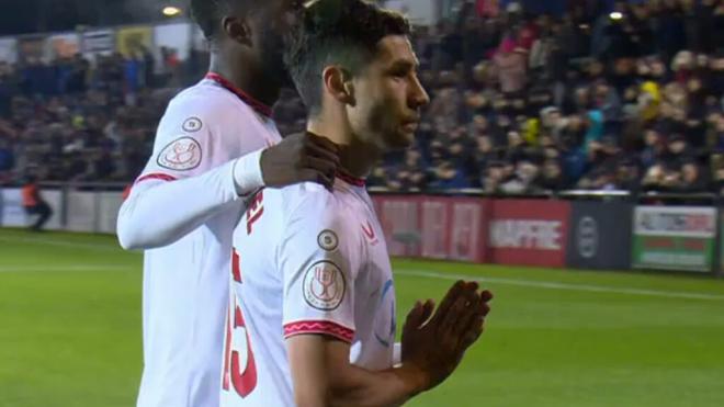 Gonzalo Montiel, pidiendo perdón tras el gol ante el Olot.