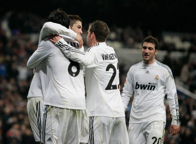 Cristiano Ronaldo y Rafael Van der Vaart celebran un gol con el Real Madrid (Foto: Cordon Press)