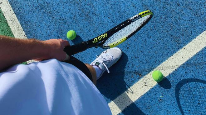 Imagen de archivo de una persona sosteniendo una raqueta en una pista de tenis (Foto: Pexels)