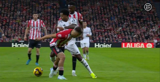 Jugada polémica entre Gorosabel y Rodrygo. (Foto: RFEF)