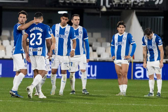 Los jugadores del Deportivo Alavés, tras caer eliminados en Copa (Foto: EFE).