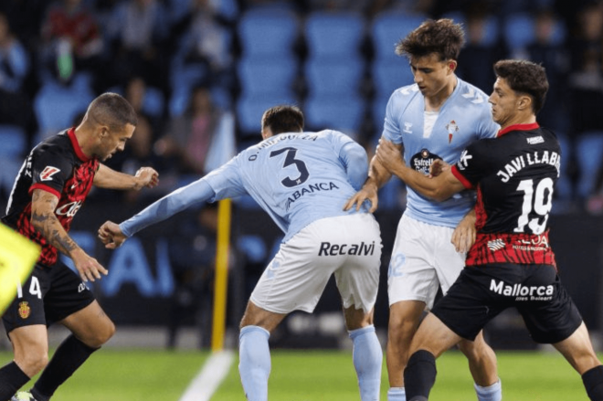 Mingueza y Javi Rodríguez protegiendo un balón (Foto: LaLiga).