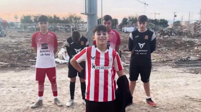 Jóvenes del Alfafar con los colores del Athletic Club.