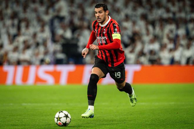 Theo Hernández conduce un balón en el Real Madrid-Milan (Foto: Cordon Press)