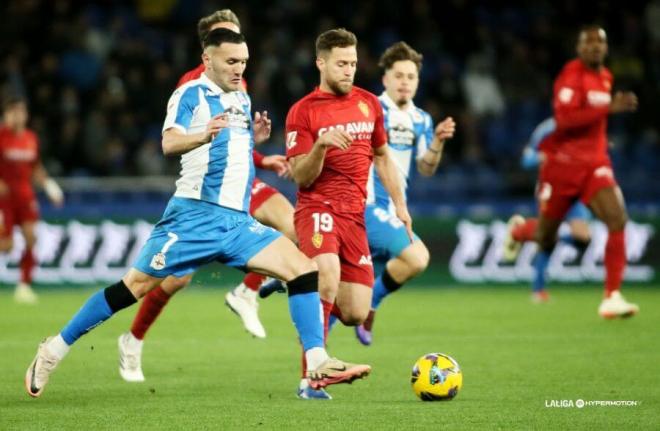 Iván Calero y Lucas Pérez pelean un balón en el Deportivo-Zaragoza (Foto: LALIGA).