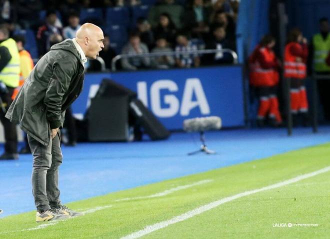 Óscar Gilsanz da instrucciones durante el Deportivo-Zaragoza (Foto: LALIGA).