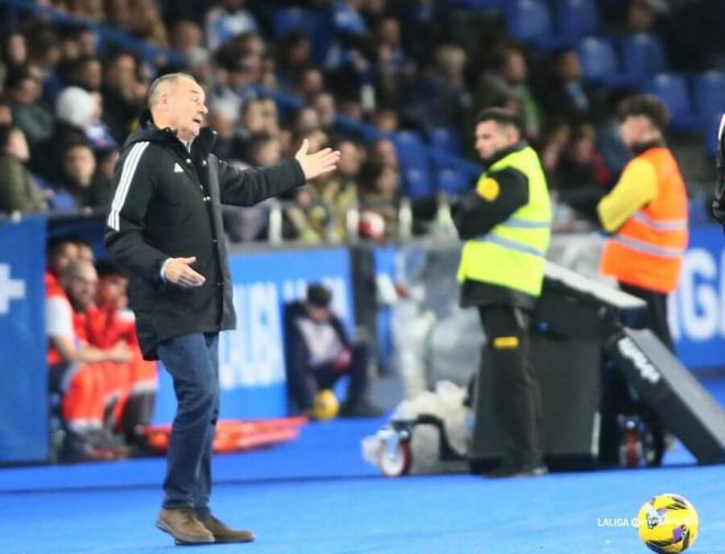 Víctor Fernández da instrucciones en el Deportivo-Zaragoza (Foto: LALIGA).