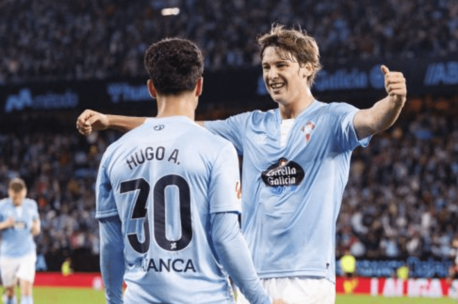 Fer López se abraza con Hugo Álvarez tras su gol (Foto: LaLiga).