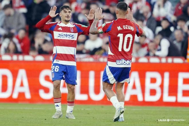 Sergio Rodelaas y Myrto Uzuni celebran un gol en el Granada-Racing (Foto: LALIGA).