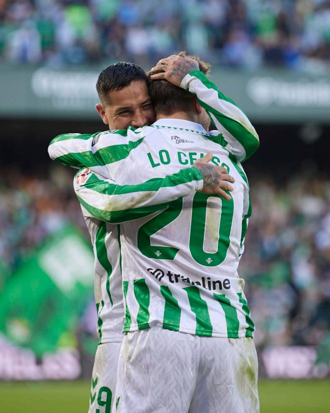 El Chimy Ávila se abraza con Lo Celso (foto: Cordón Press).