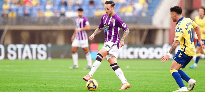 Iván Sánchez, ante Moleiro (Foto: Real Valladolid).