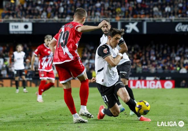 Jesús Vázquez, del Valencia CF, ante el Rayo Vallecano (Foto: LALIGA).