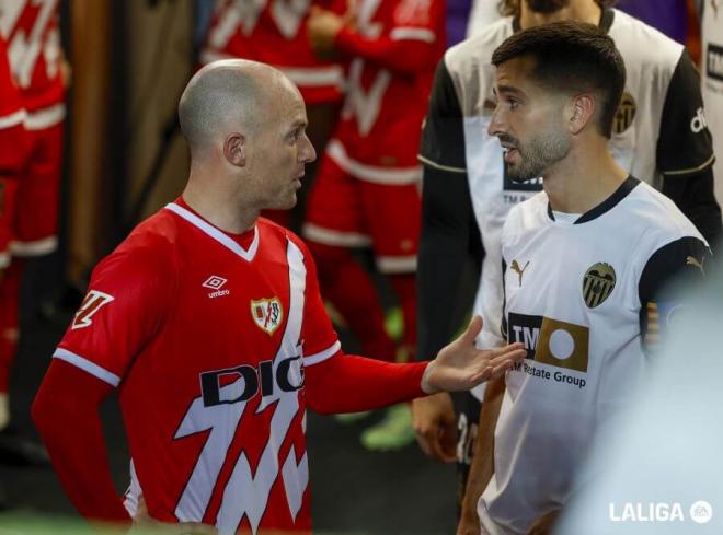 José Gayà habla con Isi (Foto: LALIGA).