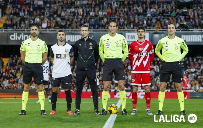 José Gayà, antes del inicio del Valencia CF - Rayo Vallecano.