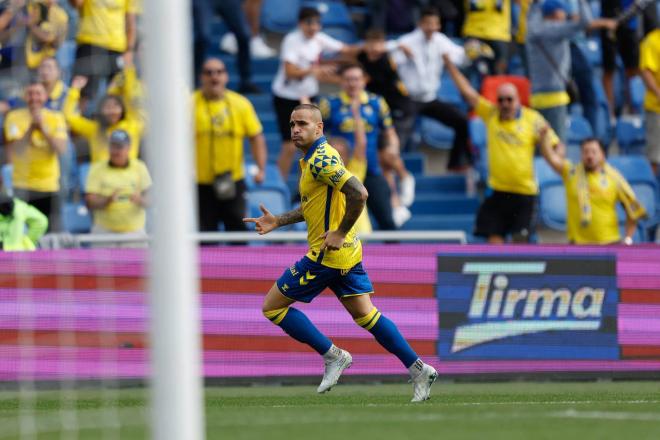 Sandro Ramírez celebra uno de sus goles en el Las Palmas-Valladolid (Foto: Cordon Press).