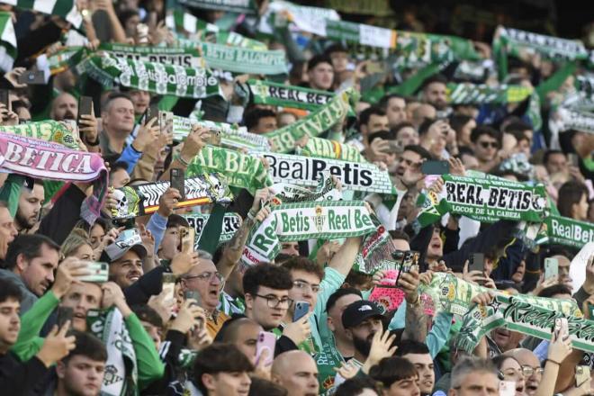 Imagen de la afición del Real Betis en la previa del encuentro (Foto: Kiko Hurtado).