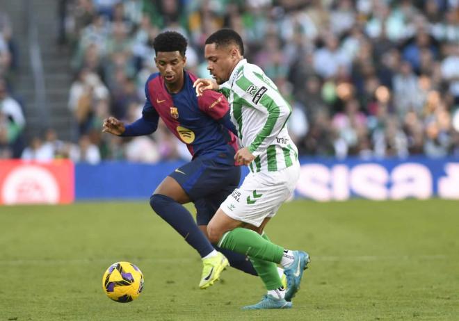 Vitor Roque ante Balde en el Betis-Barcelona (Foto: Kiko Hurtado).