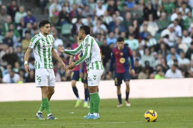 Marc Bartra y Vitor Roque, dialogando tras un gol del Barça (Foto: Kiko Hurtado).