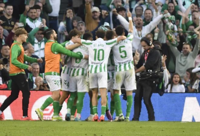 Celebración del gol de Lo Celso ante el Barça (Foto: Kiko Hurtado).